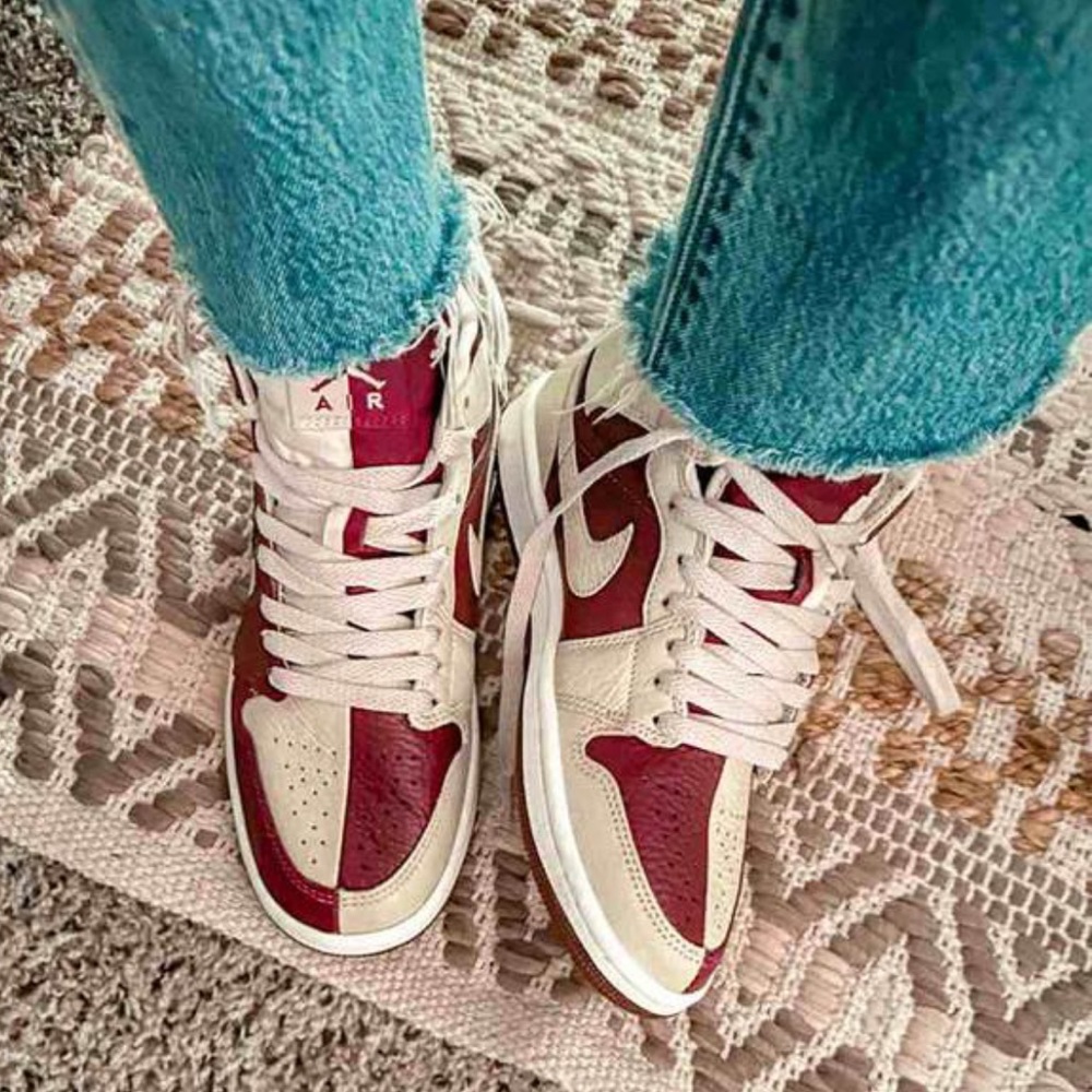 NEW Women’s Air Jordan 1 Mid SE
Shoes - Picture 11 of 17